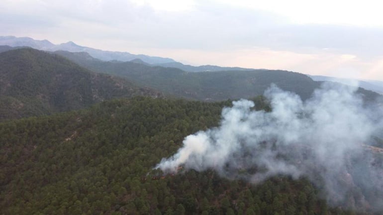 Vista aérea del fuego en el paraje de la Dehesilla, en Segura de la Sierra