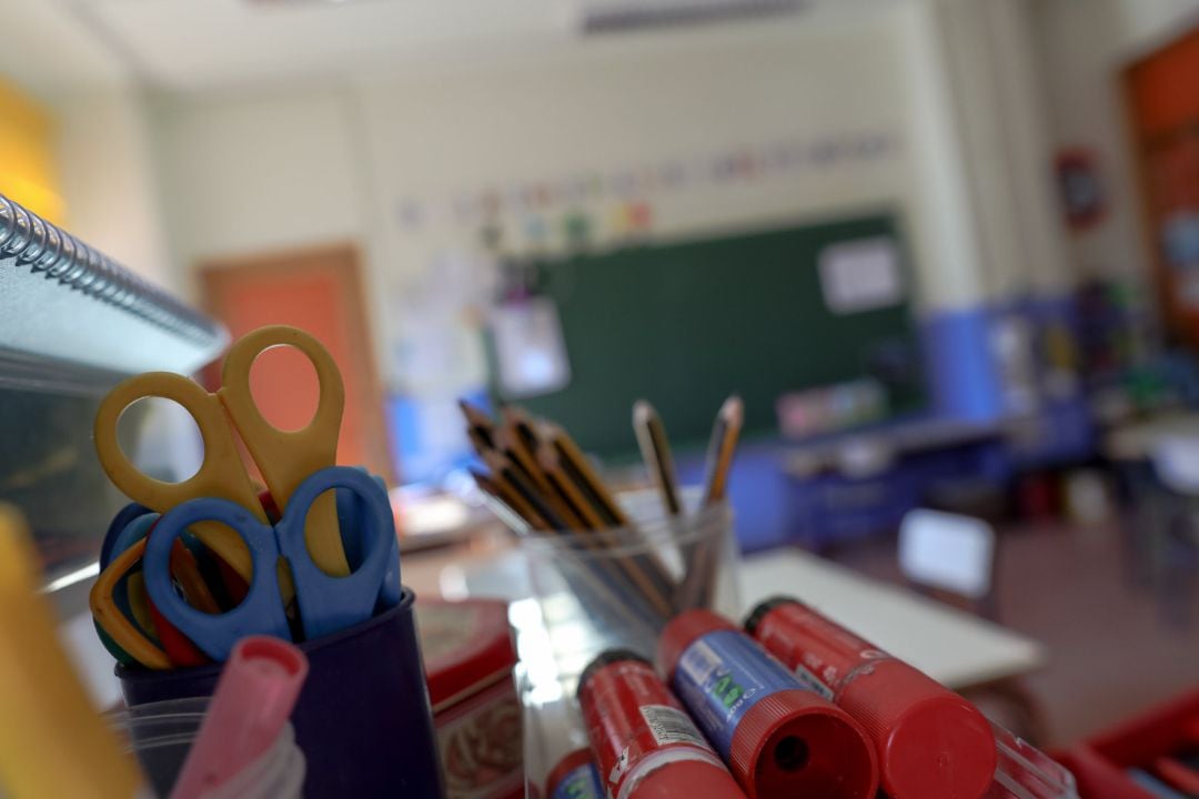 Material escolar en una de las aulas completamente vacía perteneciente a un colegio de la Comunidad de Madrid.