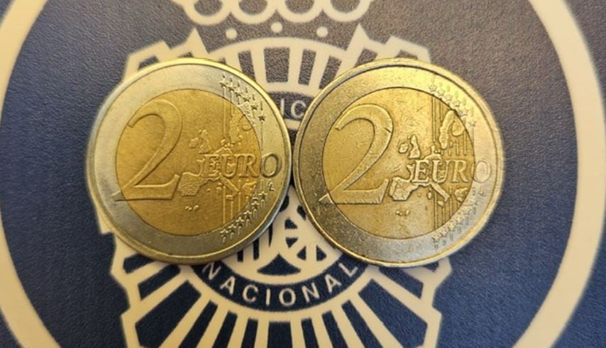 Una moneda de dos euros falsa y una original.