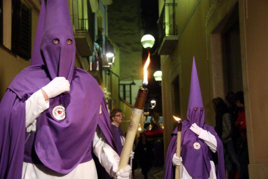 Dues persones vestides amb vestes durant la processó del Sant Enterrament de Tarragona.