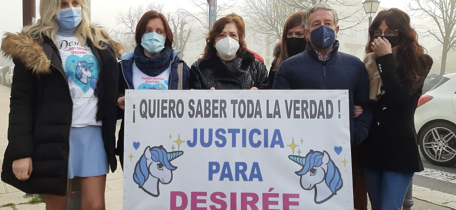 Familia de Desireé portando un cartel que reclama justicia