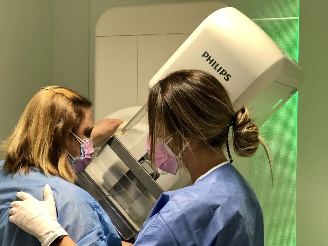 Mujer sometiéndose a una mamografía