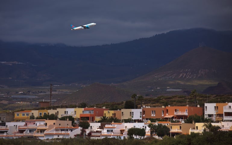 Un avión sobrevuela la isla de Tenerife