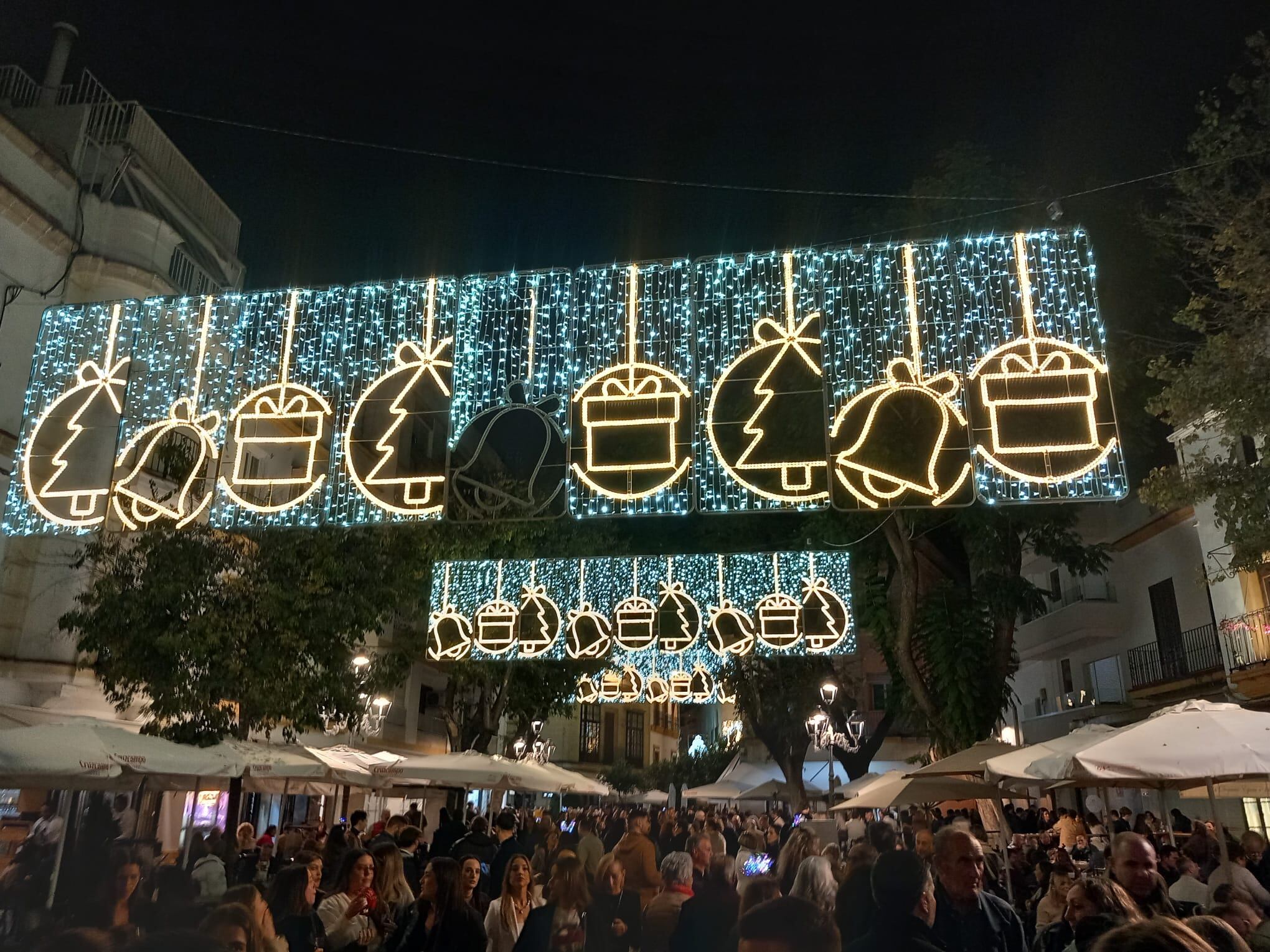 Multitud de público en la plaza Plateros, en el centro de Jerez