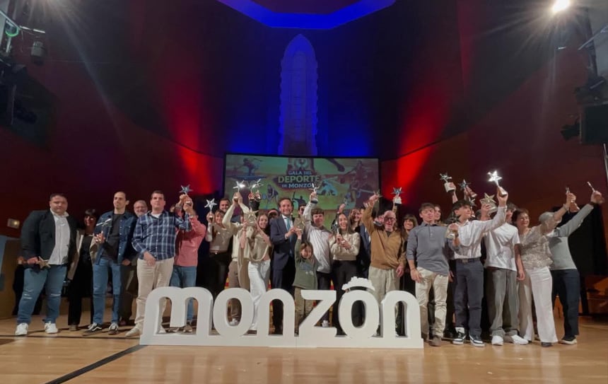 Foto de familia de los deportistas con las autoridades. Foto: Ayuntamiento de Monzón