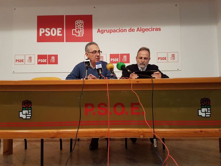 Juan Lozano y Salvador De la Encina, durante la rueda de prensa ofrecida este martes en la sede del PSOE de Algeciras.