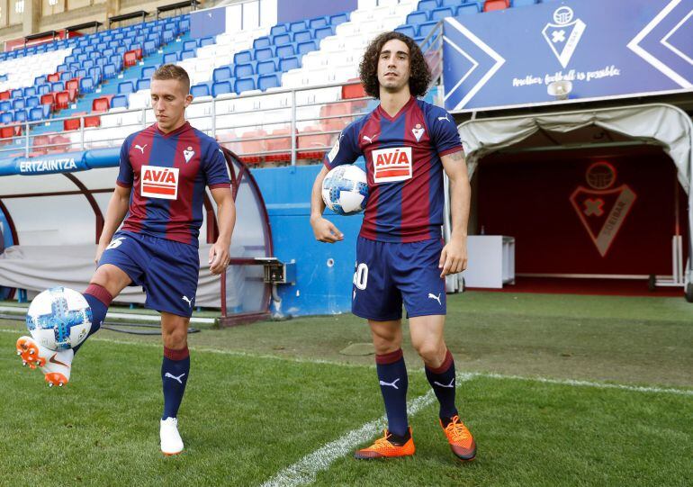 De Blasis y Cucurella posan para los medios sobre el césped de Ipurua