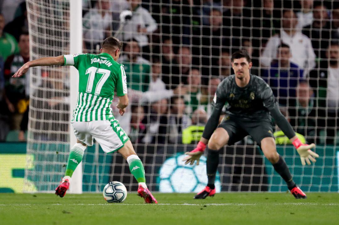 Joaquín, en el mano a mano con Courtois.