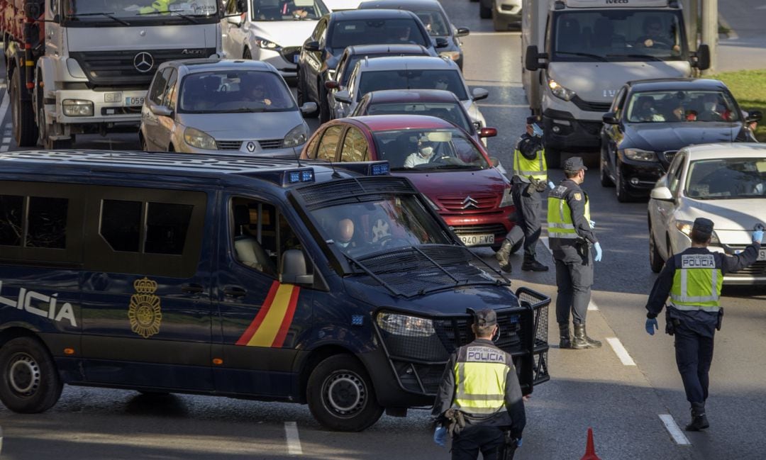 Un dispositivo policial para controlar los cierres perimetrales en la Comunitat Valenciana.