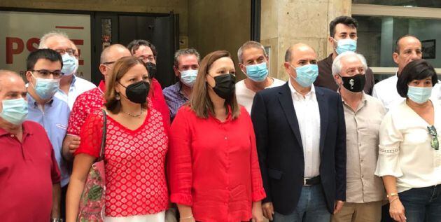 Lourdes Retuerto, enel centro, con un grupo de militantes que apoyan su candidatura a liderar el PSRM-PSOE