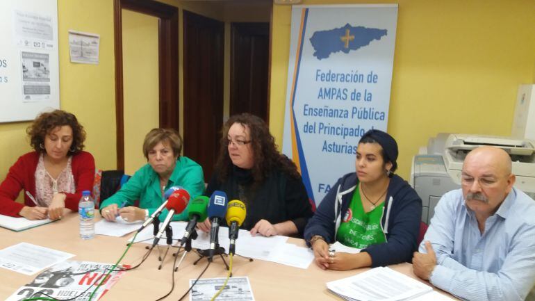 Presentación de la huelga de estudiantes convocada para el 26 de Octubre contra las reválidas de la LOMCE. De izquierda a derecha: Enma Rodríguez de SUATEA, Maximina Fernández de UGT Enseñanza, Elena González, de la FAPA &quot;Miguel Virgós&quot;, Anís López del Si