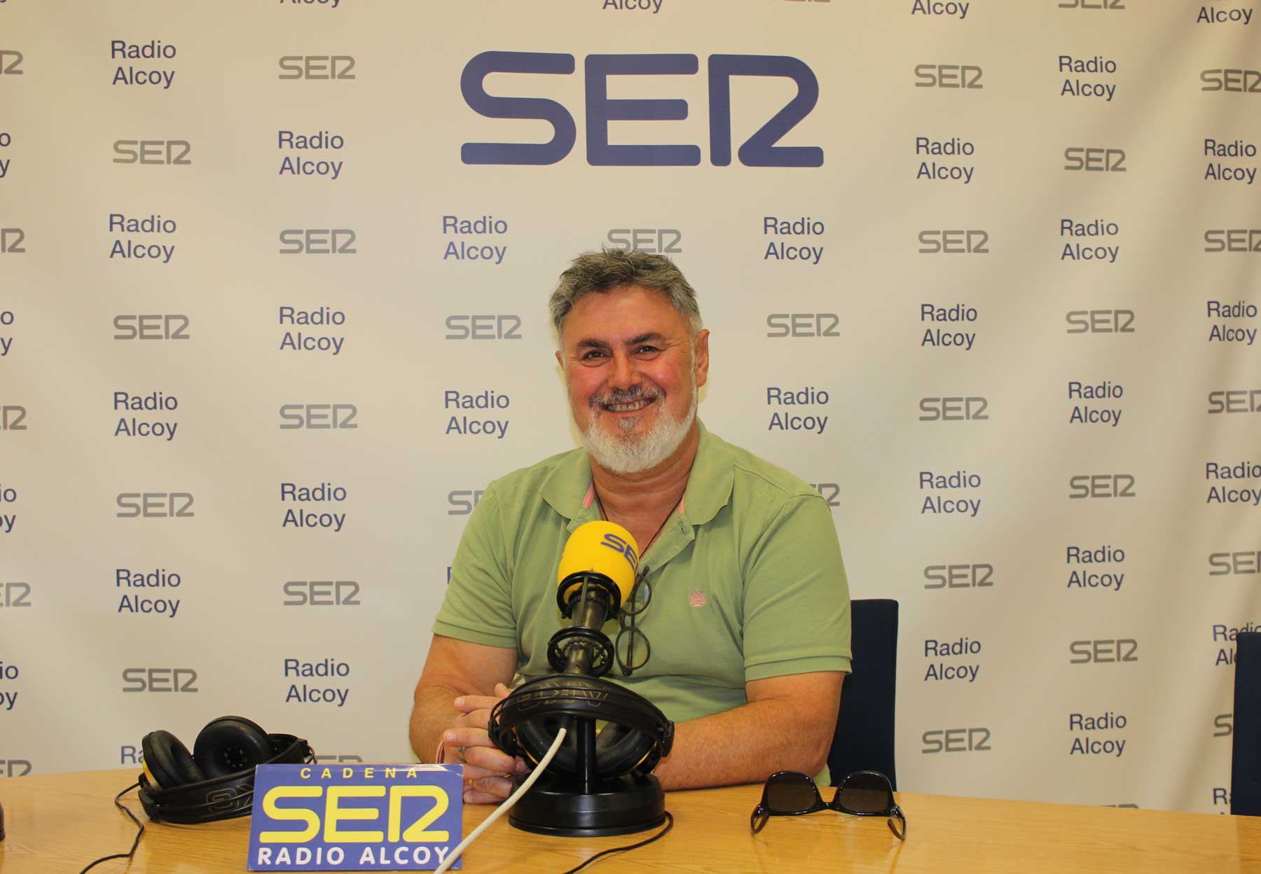 Vicent Molina, en l&#039;estudi central de Radio Alcoy