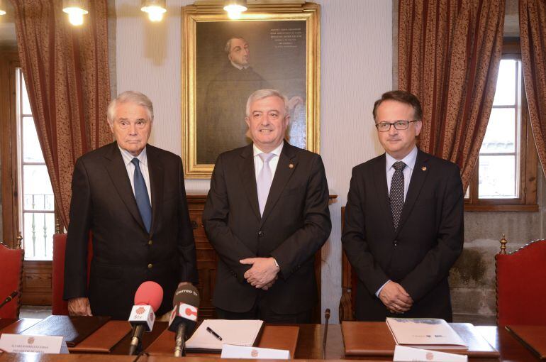 Álvaro Rodríguez Eiras, presidente de Aresa (esquerda), Juan Viaño, reitor da USC (centro) e Javier Bueno, vicerreitor do Campus de Lugo da USC (dereita)