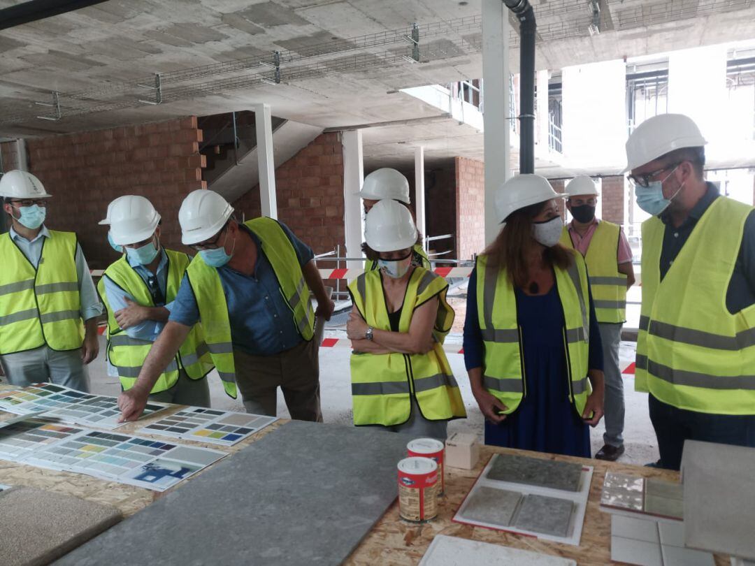 Visita de las autoridades a las obras de la nueva residencia Son Martorell en Palma.