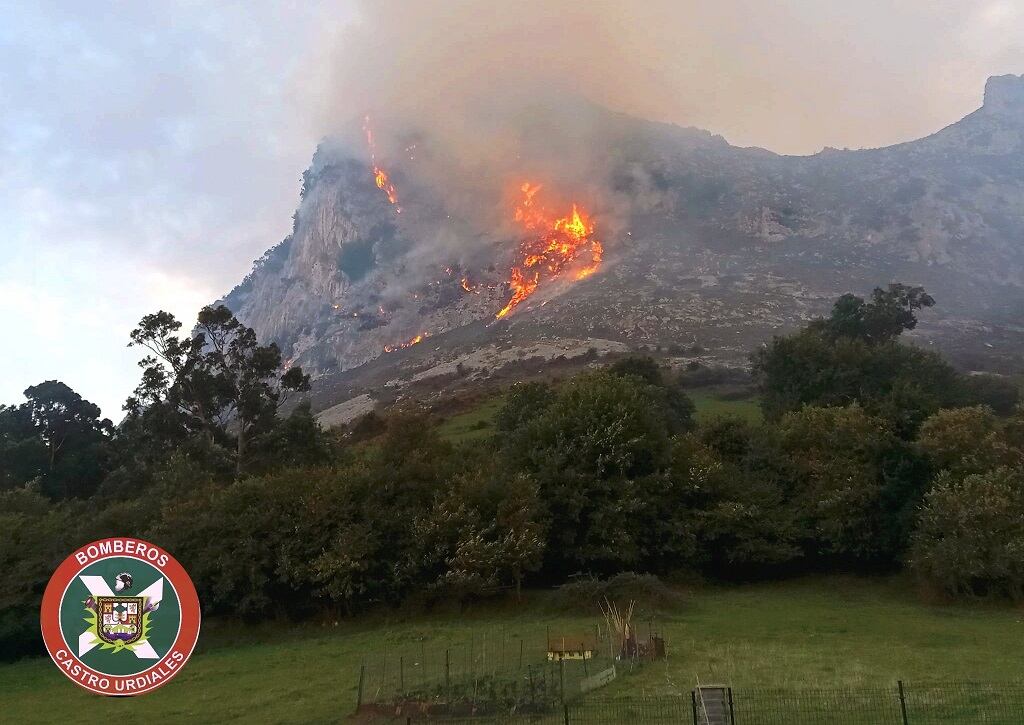 Incendio en el monte Candina, en Castro Urdiales.