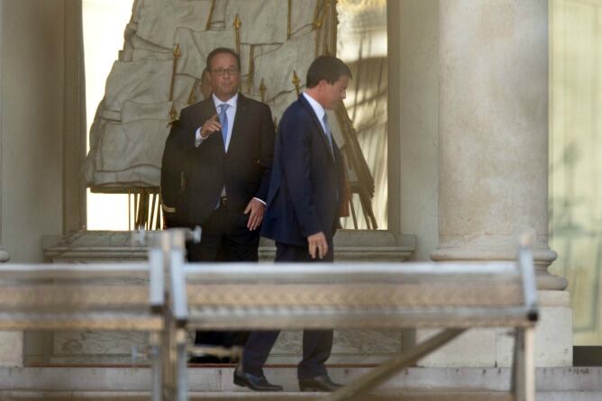 El presidente francés, Francois Hollande, acompaña el primer ministro francés, Manuel Valls, tras una reunión para formar el nuevo gobierno en el Palacio del Elíseo en París