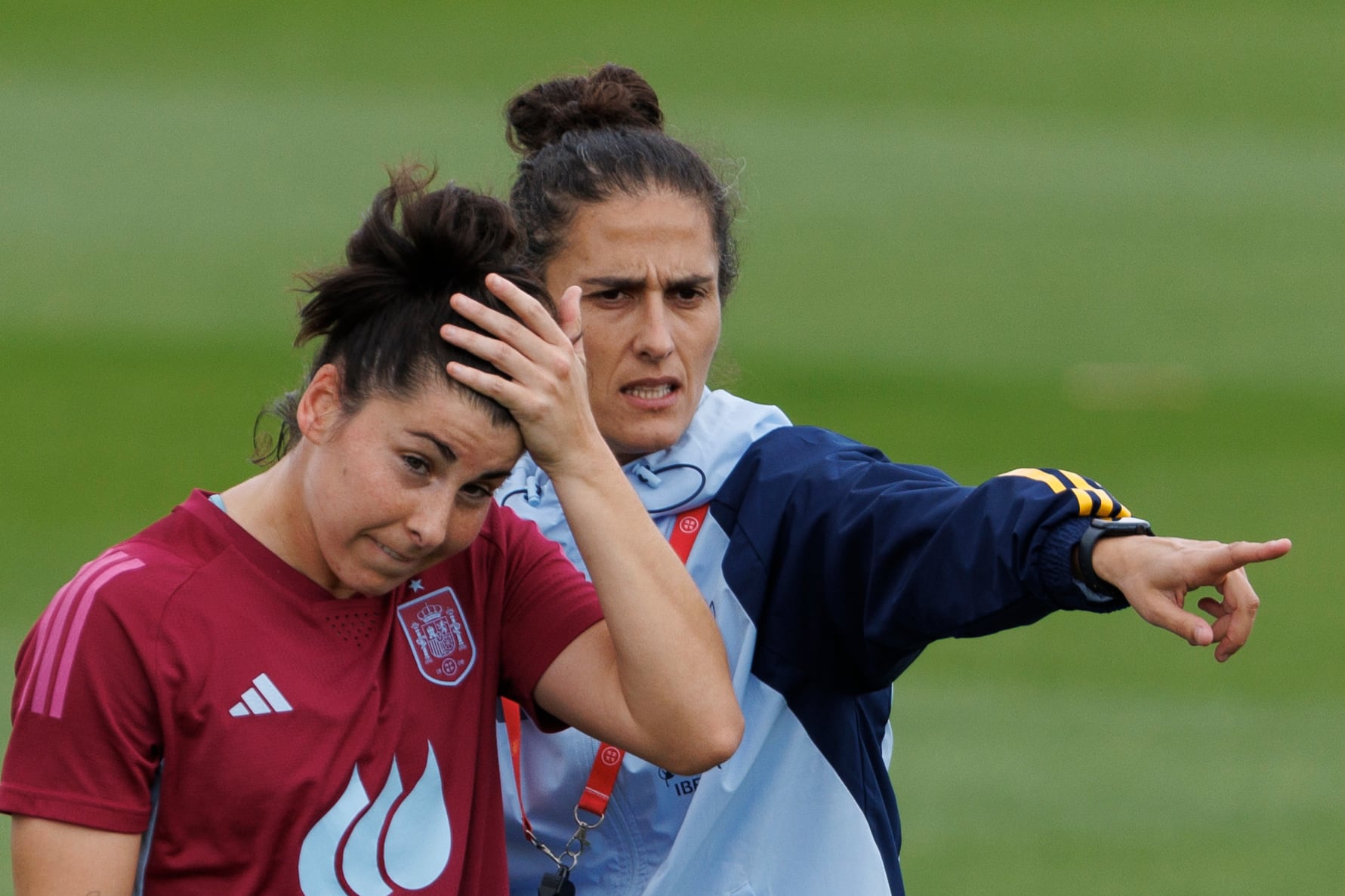 La seleccionadora Montse Tomé junto a la delantera Lucía García durante el entrenamiento de la selección española