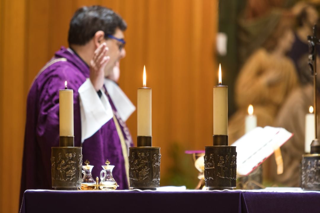 El párroco Roberto Rey ofrece misa a través de en la iglesia de la Virgen del Camino (Collado Villalba, Madrid), en abril de 2020.