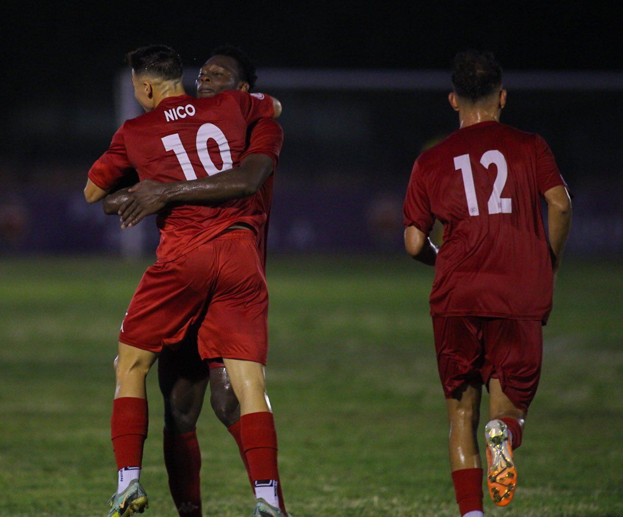 Nico Espinosa se abraza con sus compañeros