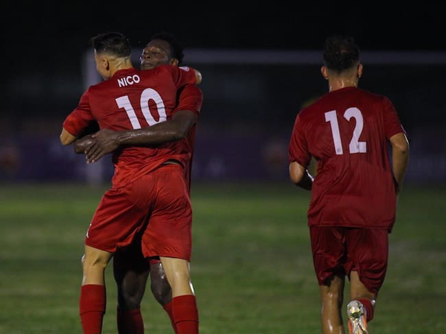 Nico Espinosa se abraza con sus compañeros