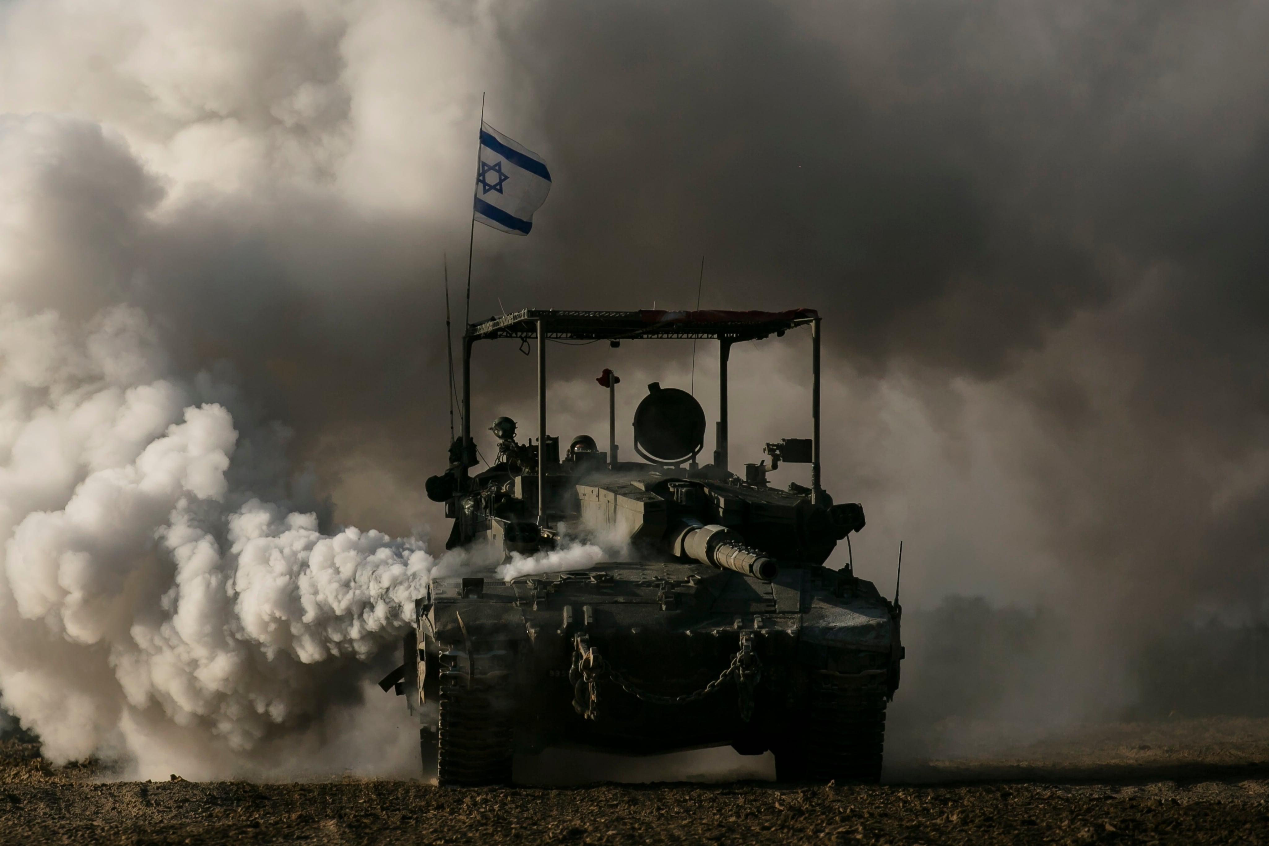 Un tanque israelí tomando posiciones en los alrededores de Gaza