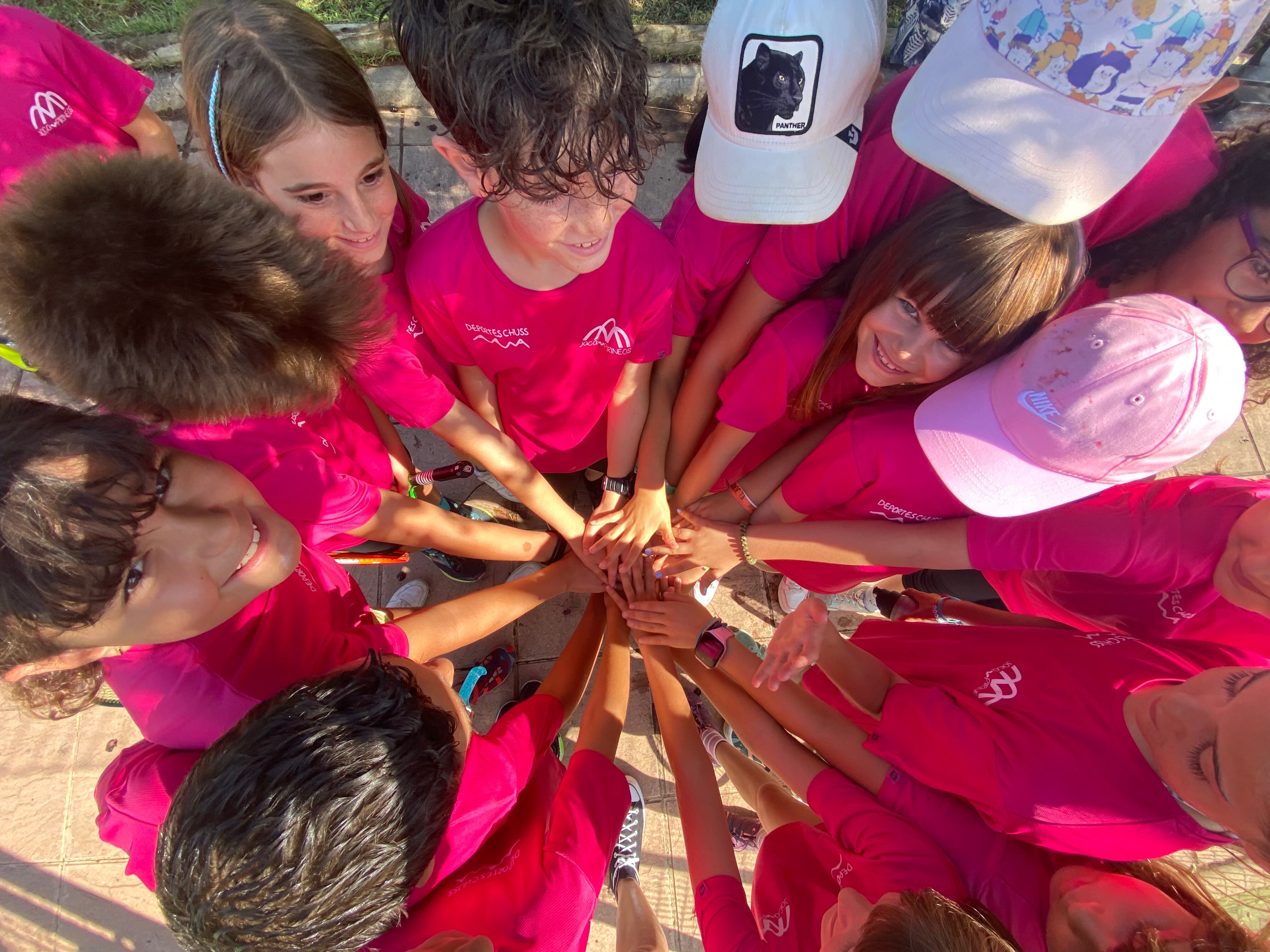 Los Benjamines de La Escuela de Verano de Jaca animando antes de salir a jugar al tenis