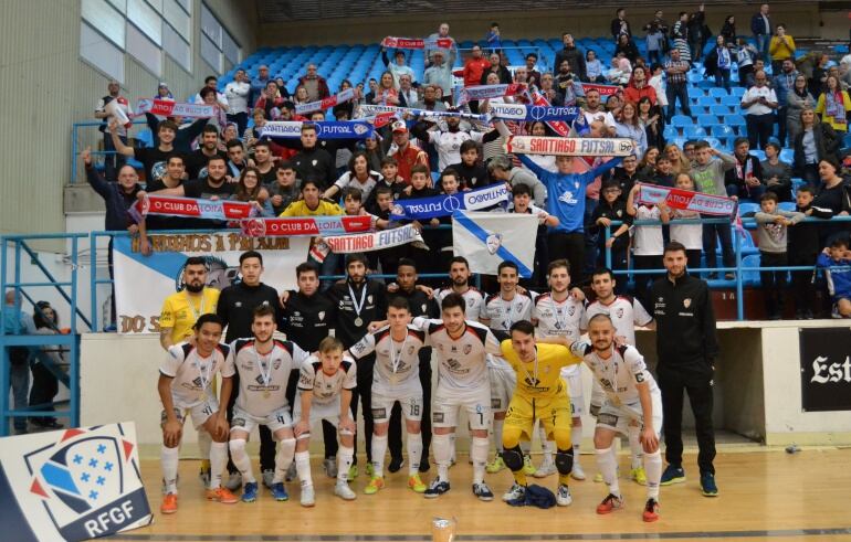 Los jugadores del Santiago FS se hicieron la foto de familia con la afición tras el último partido del curso