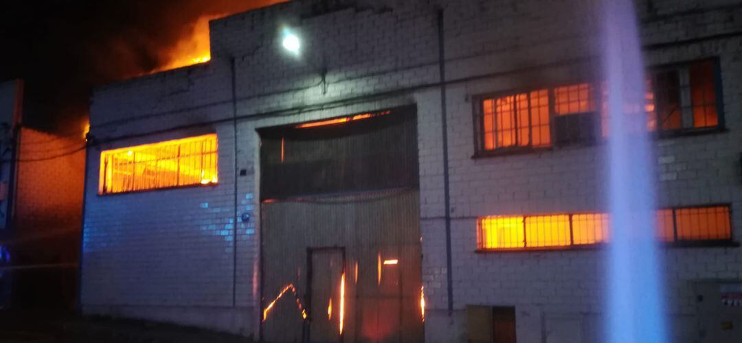 Las naves se apoderaron de la parte interior de la nave y los bomberos fuenlabreño tuvieron que emplearse a fondo para apagar el fuego.