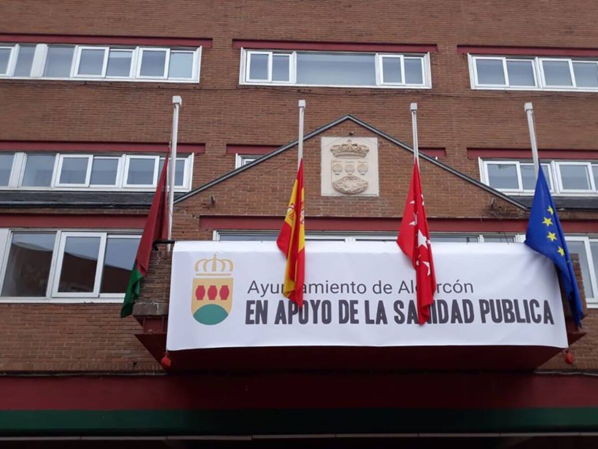 El Ayuntamiento de Alcorcón cuelga una pancarta en su balcón para apoyar a los profesionales sanitarios