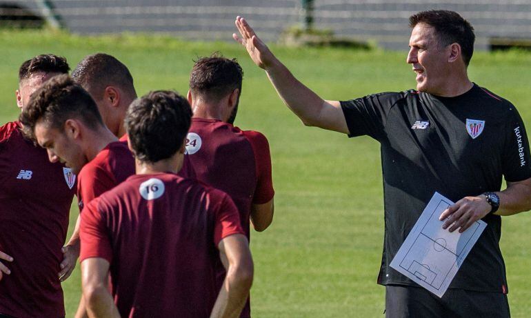 El entrenador del Athletic de Bilbao, Eduardo Berizzo(1d), dando indicaciones a los jugadores durante el primer entrenamiento del Athletic Club para la temporada 