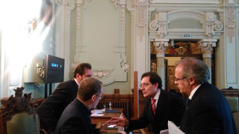 Oscar Puente y Manuel Saravia conversan después del pleno con Jesús Enríquez y Martínez Bermejo