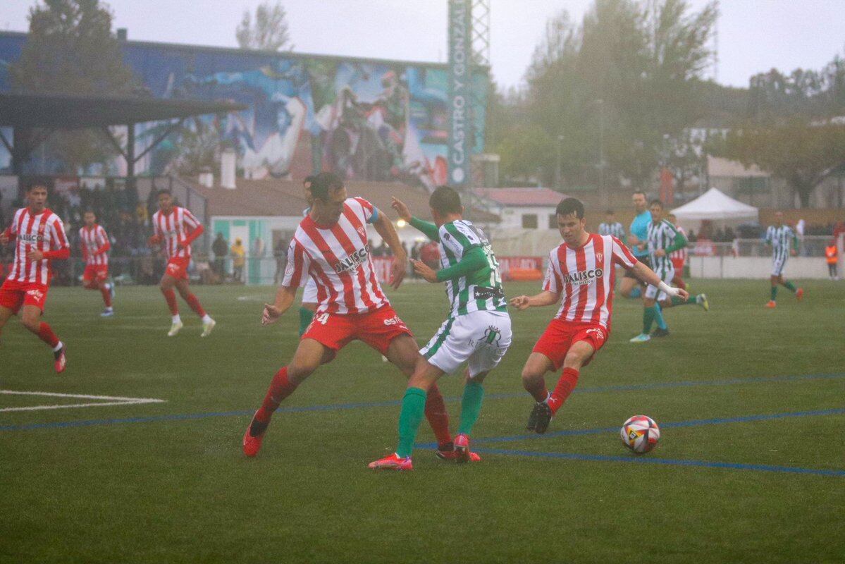 Una acción del Guijuelo - Sporting de la primera eliminatoria de la Copa del Rey 2023/2024.