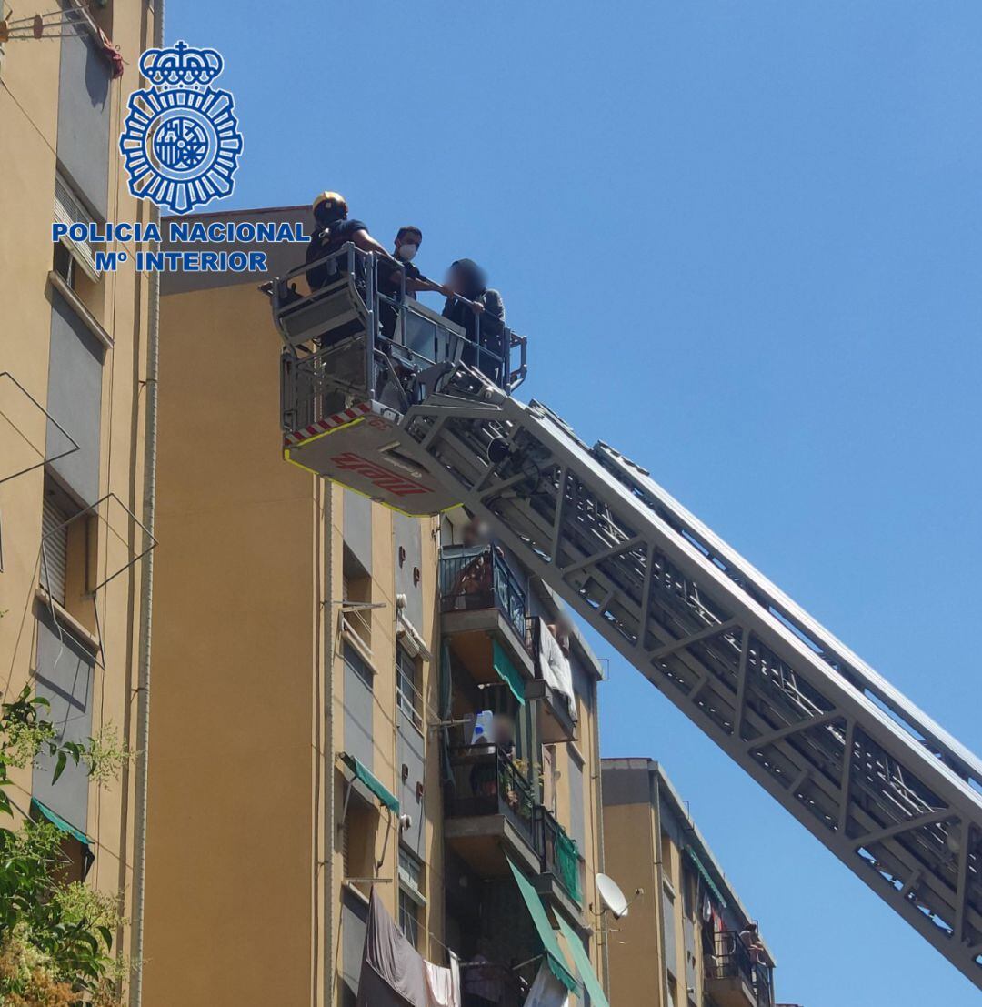 Los agentes, en colaboración con los Bomberos de Alicante, tuvieron que rescatar a la mujer por la ventana del domicilio 