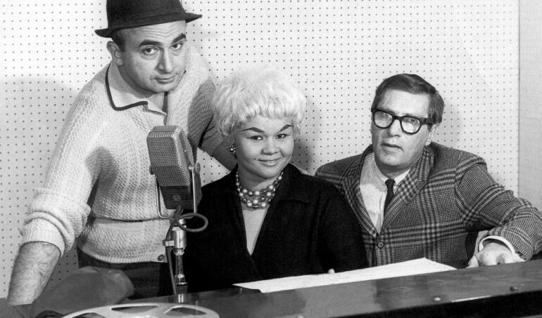 Etta James junto a los hermanos Chess en las oficinas de Chicago