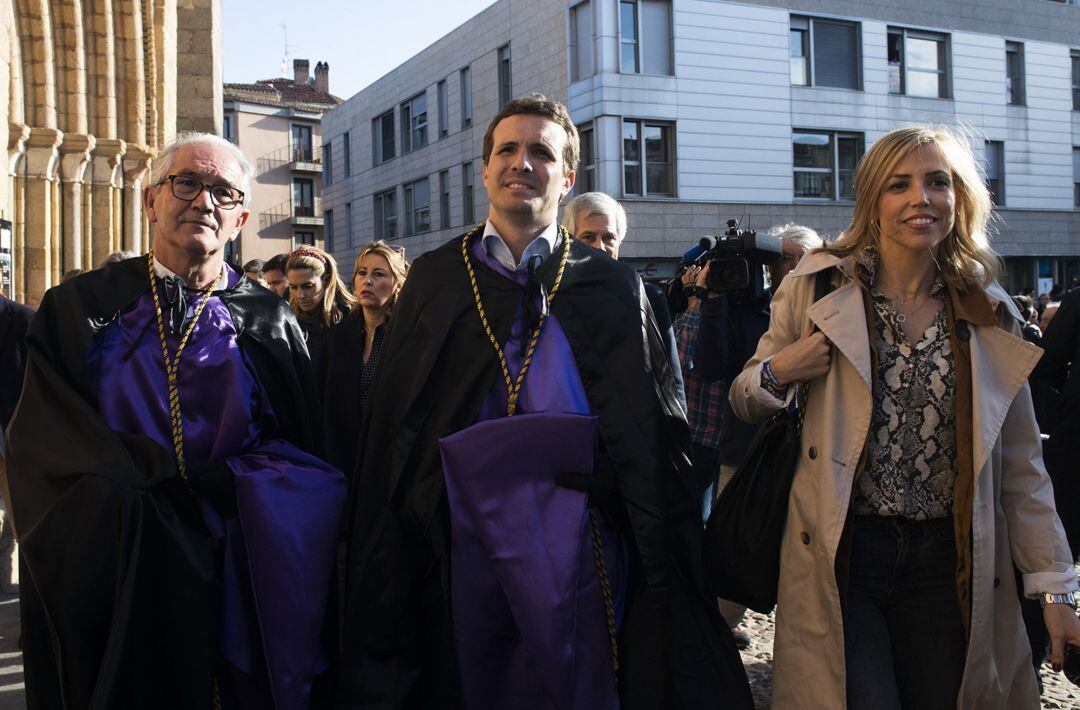 Pla americà del president del PP, Pablo Casado, vestit de natzarè abans de participar a una processó a Àvila, el 13 d'abril de 2019 (horitzontal)