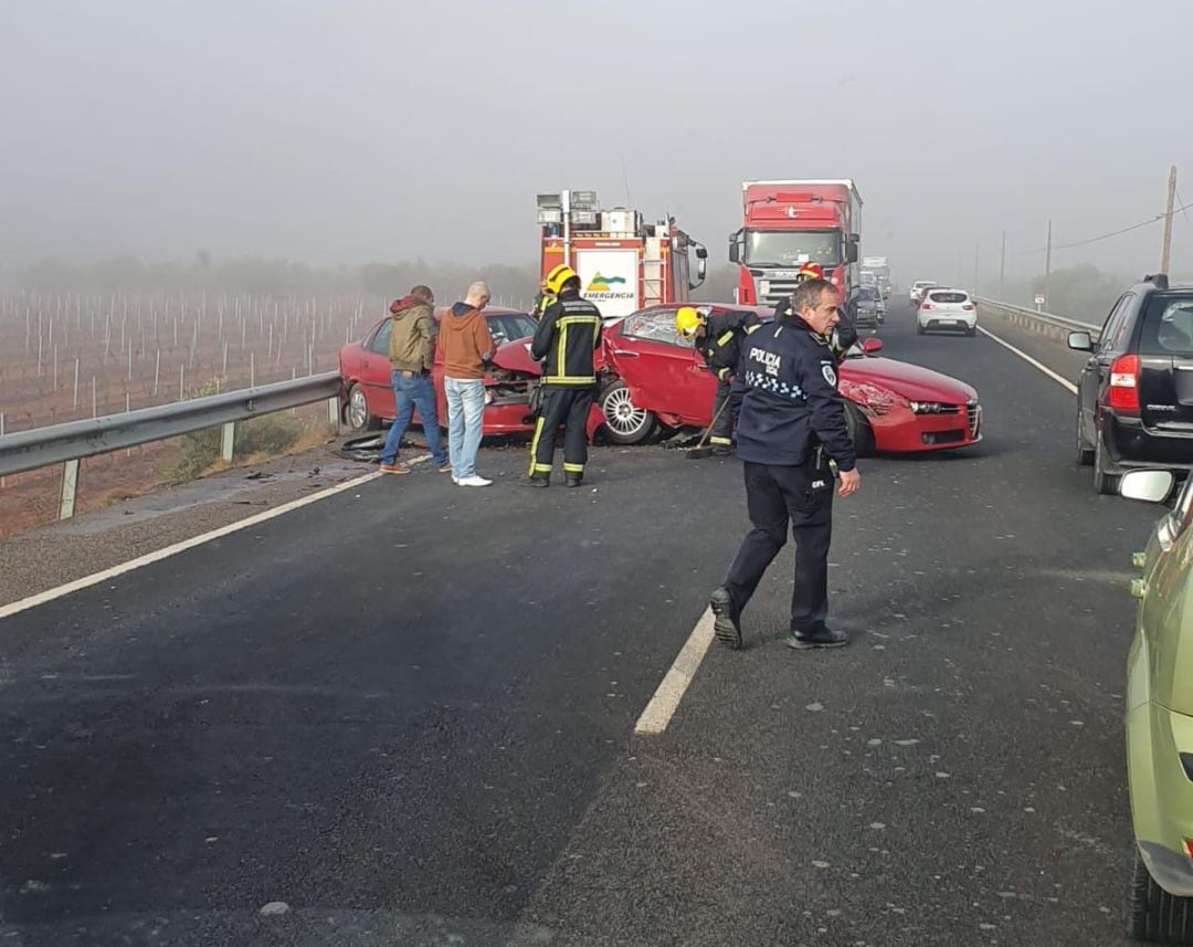 Imagen de la colisión entre dos turismos, en la CM-412, a la altura del término municipal de Valdepeñas (Ciudad Real), en la mañana de este martes 