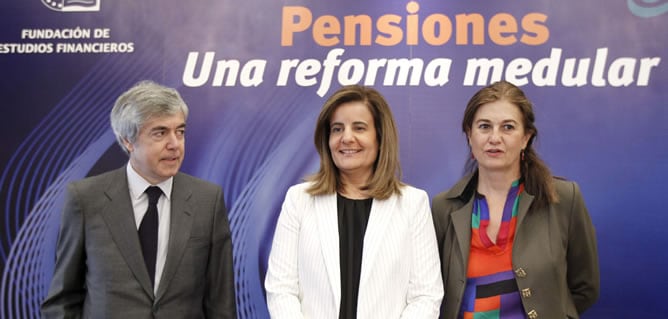 La ministra de Empleo y Seguridad Social, Fátima Báñez, junto al presidente de la Fundación de Estudios Financieros, Juan Carlos Ureta, y la presidenta del Círculo de Empresarios, Mónica de Oriol, durante la presentación hoy de un estudio sobre pensiones 