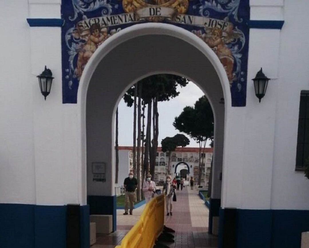 Vallas en el cementerio de San José.