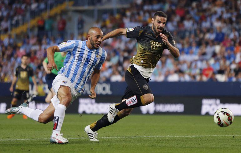 Amrabat pelea por el balón ante el defensa del Elche David Lombán