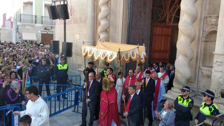 El obispo Jesús Murgui sale del Monasterio de la Santa Faz, portando la reliquia bajo palio.