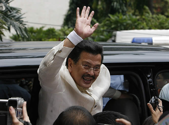 "Es una decisión política", declaró Estrada a los periodistas