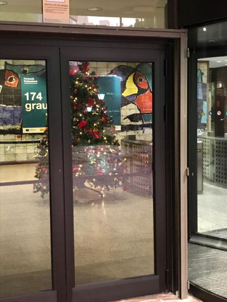Lazos amarillos en el árbol de Navidad del Departament de Educación
