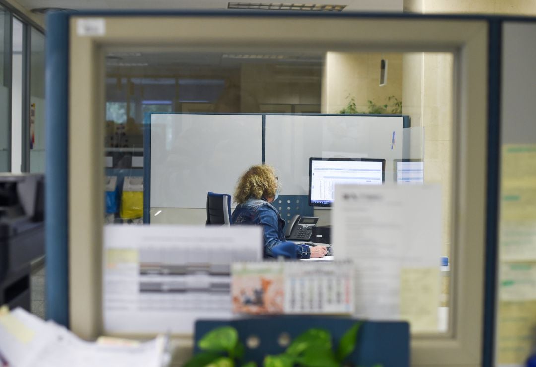 Archivo - Una empleada pública durante su jornada laboral.