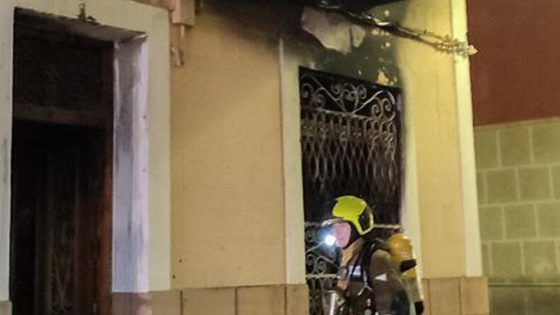 La vivienda quedó totalmente afectada por el incendio.