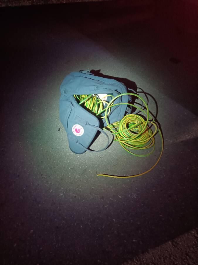 Los dos individuos portaban una mochila que contenía varios metros de cable de toma de tierra, además de una navaja de 16 cm y un cuchillo de 33 cm.