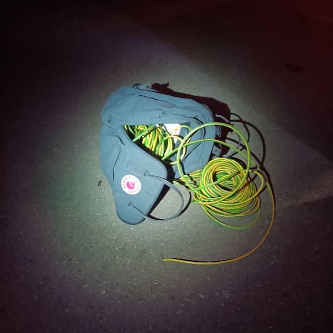 Los dos individuos portaban una mochila que contenía varios metros de cable de toma de tierra, además de una navaja de 16 cm y un cuchillo de 33 cm.