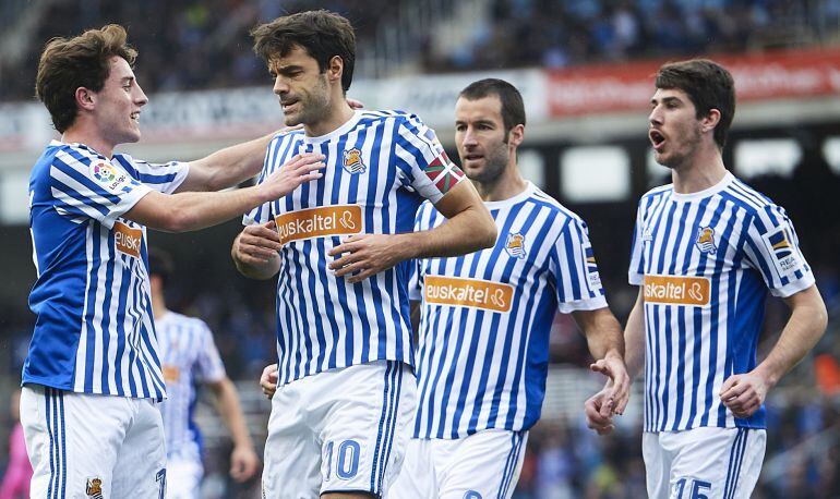 Xabi Prieto se duele en la celebración del pinchazo sufrido en el aductor tras marcar contra el Levante