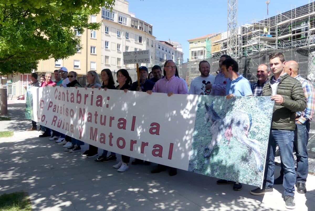 Ganaderos concentrados frente al Parlamento de Cantabria.