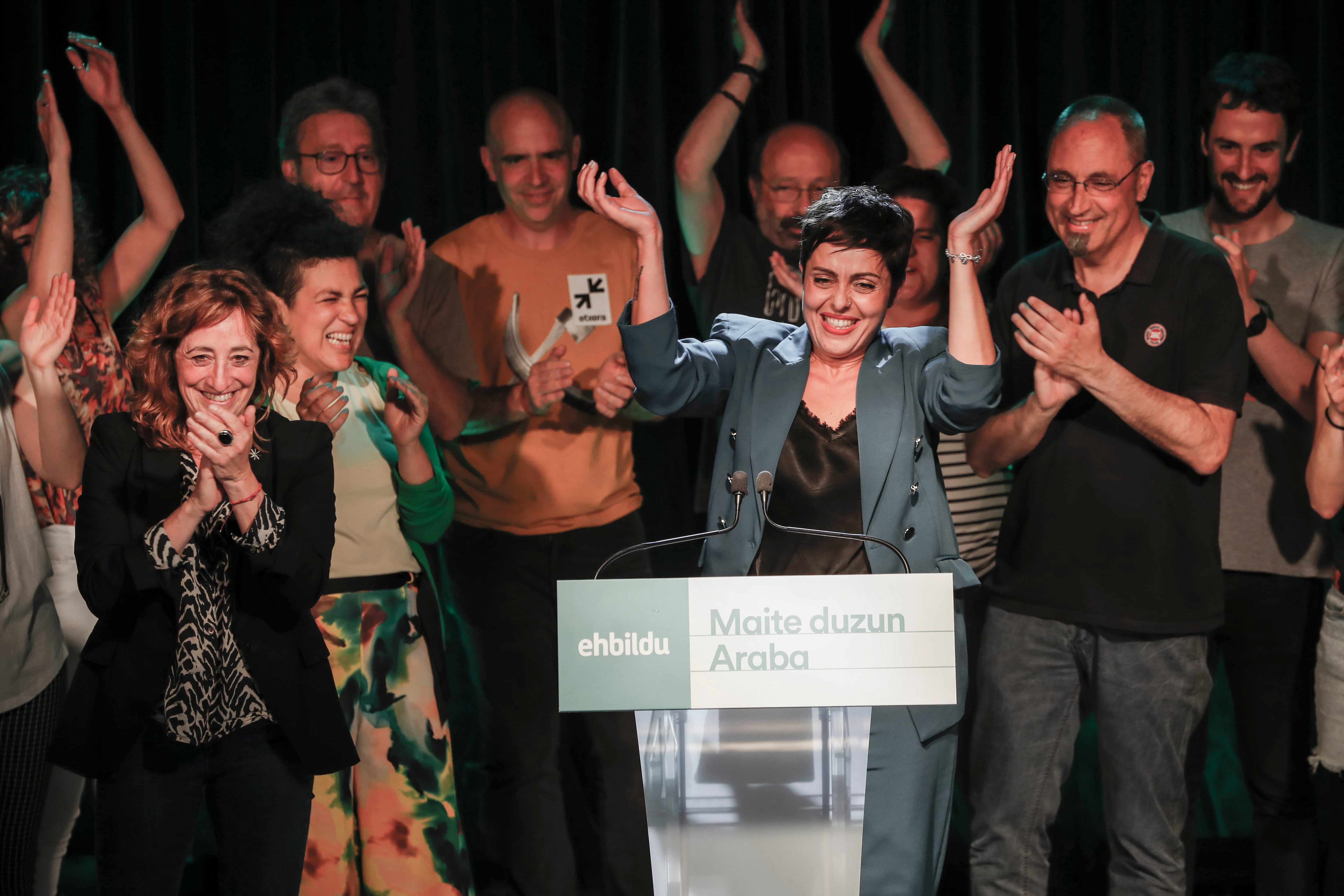 VITORIA, 28/05/2023.- La candidata de EH Bildu a la Alcaldía de Vitoria, Rocío Vitero, durante su comparecencia esta noche tras las elecciones celebradas este domingo. EFE/ David Aguilar
