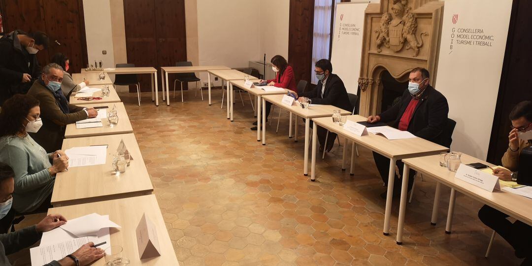 Reunión con sindicatos y representantes del sector